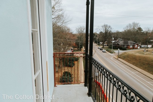 Building Photo - 517 University Dr