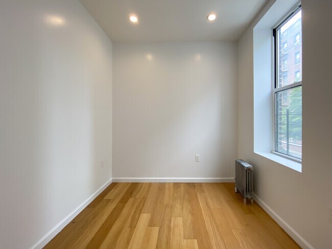 Building Photo - 649 Argyle Rd