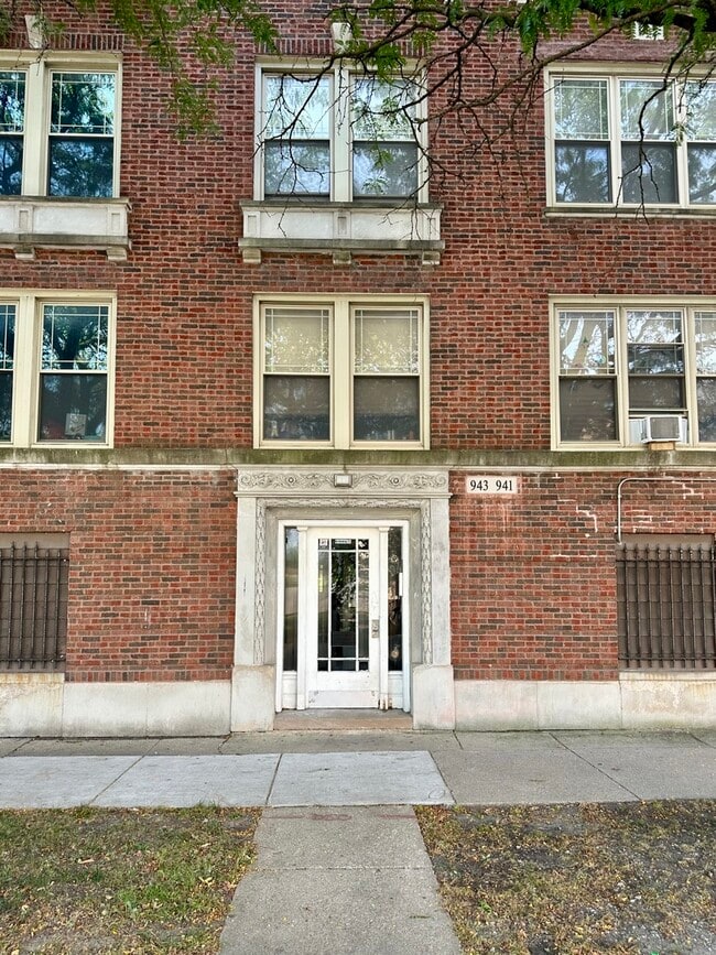 Building Photo - 941 E Marquette Rd