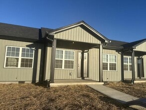 Building Photo - 104 Pinehurst Dr