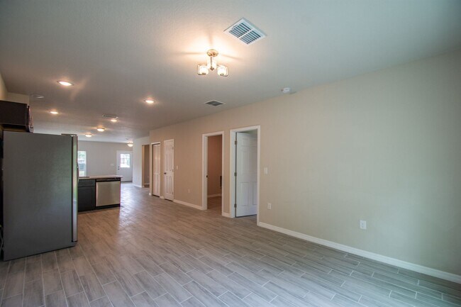 Foto del edificio - BEAUTIFUL DUPLEX... SPACIOUS LIVING SPACE!