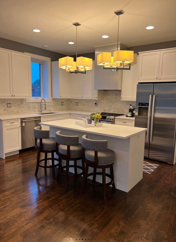 Foto principal - 2548 W Irving Park Rd