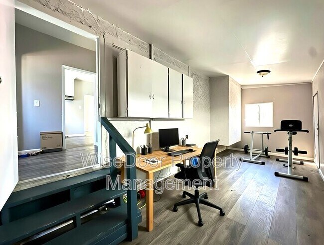 Building Photo - 155 W 43rd St