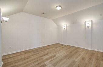 Building Photo - 7631 Willow School Dr