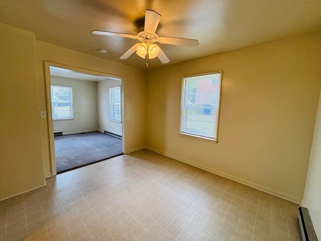 Building Photo - 2 Bedroom, 2 Bath Townhouse