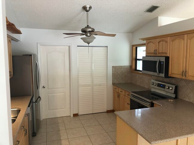Building Photo - 4063 SE Jacaranda St