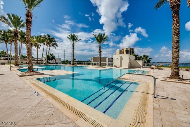 Building Photo - 3000 Oasis Grand Blvd