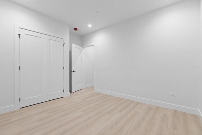 Building Photo - 2 bedroom in Chicago IL 60613
