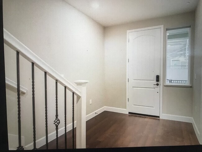 Building Photo - Townhouse for Rent
