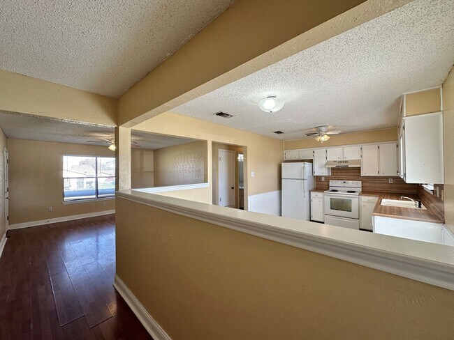 Building Photo - Viewable Now!