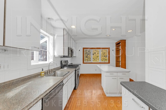 Building Photo - 419 Pond St