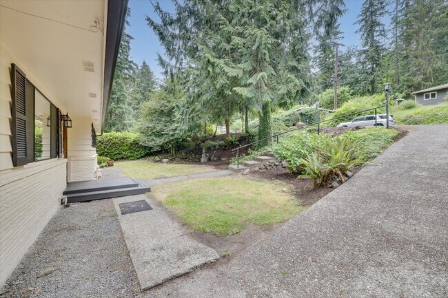 Foto del edificio - Spacious 3 bed 2.5 bath in Eastgate neighborhood.