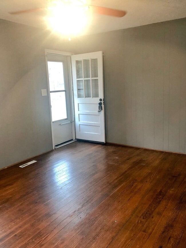 Building Photo - Quaint Cottage in Oak Ridge