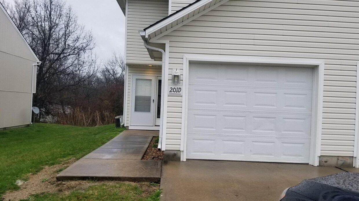 201 NE Sunshine St Unit D, Oak Grove, MO 64075 Apartment for Rent in