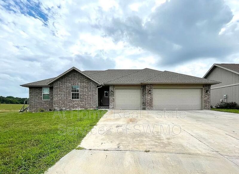 Primary Photo - 1468 N Opportunity Ave