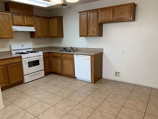Building Photo - Back unit available on Cameron in Hanford!