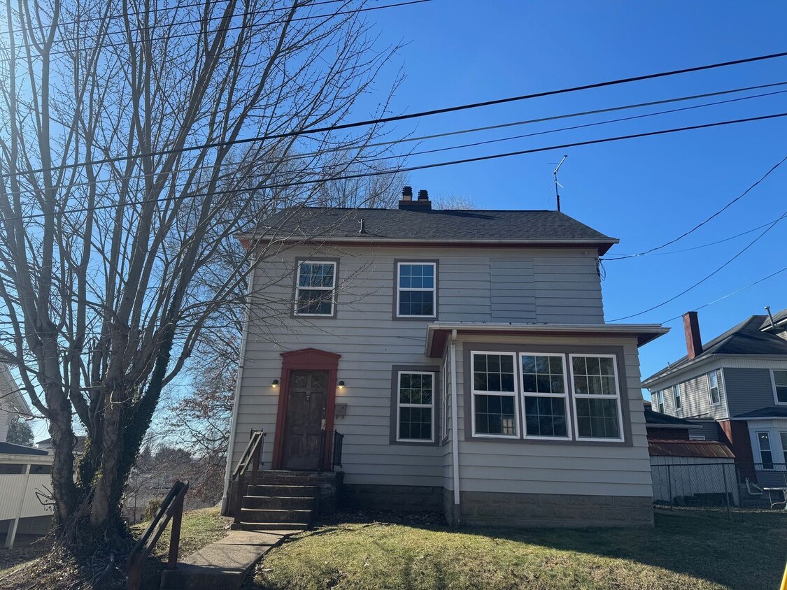 Primary Photo - 2 Bedroom House with Sunroom and Bonus Room