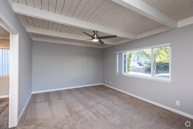 1BR, 1BA - 870SF - Living Room - 969 E St