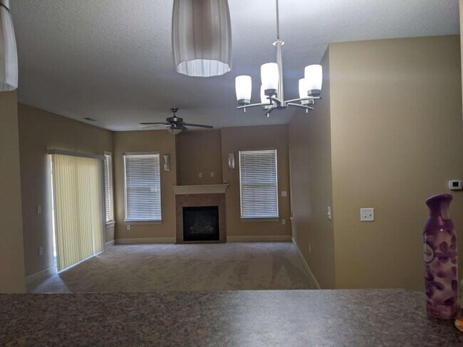 Foto del edificio - 3 Bedroom, 2 Bath Condo with Garage in Uni...