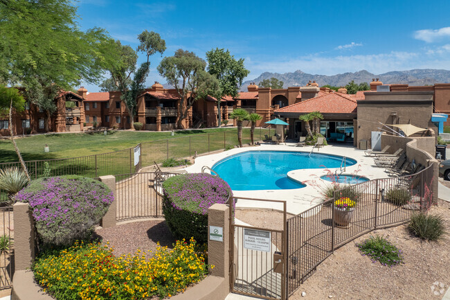 Piscina frontal y spa - Coronado Villas Apartments