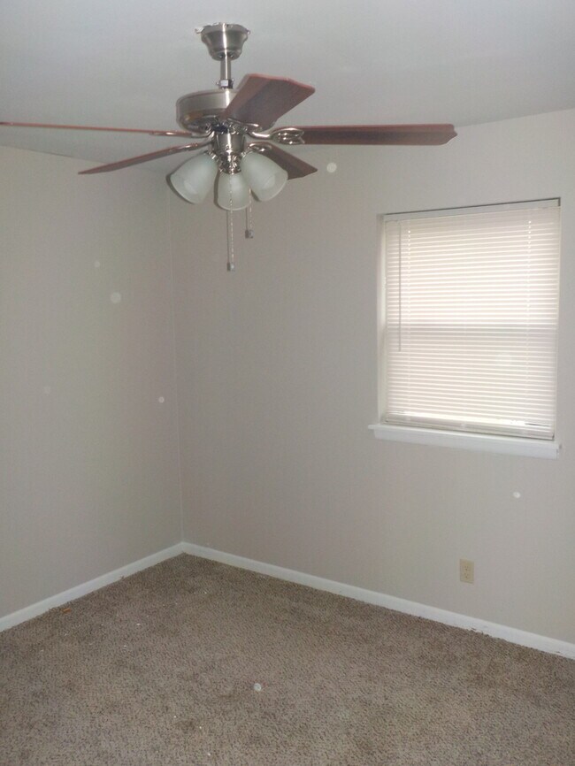 Building Photo - 6609 Blue Bird Dr