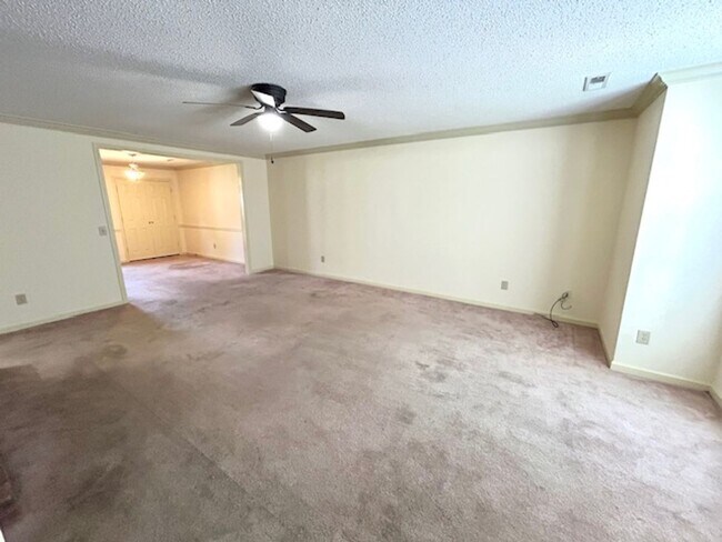 Foto del edificio - Spacious 2 Bed / 2.5 Bath Home in Madison -- MOVE IN SPECIAL