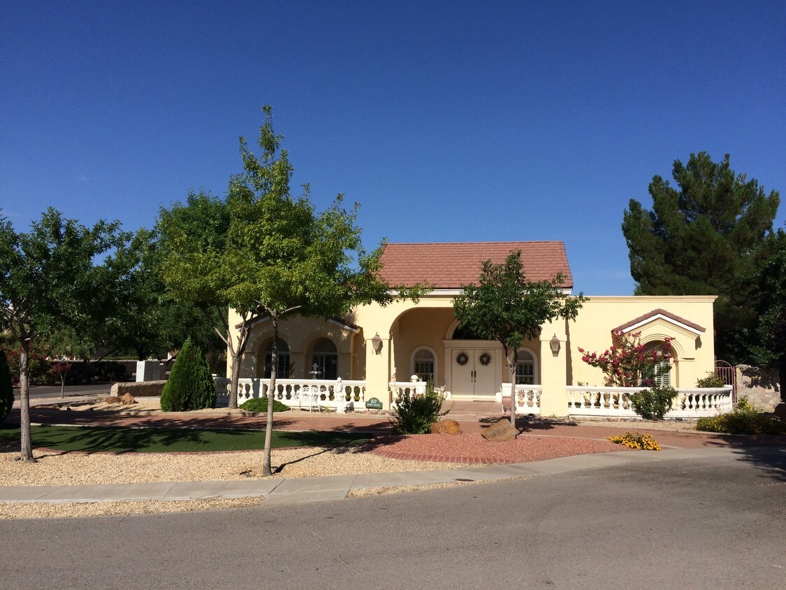 Studio is behind main residence. - 517 Shadow Willow Dr