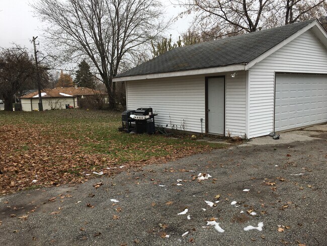 Cochera - N64W24148 Main St