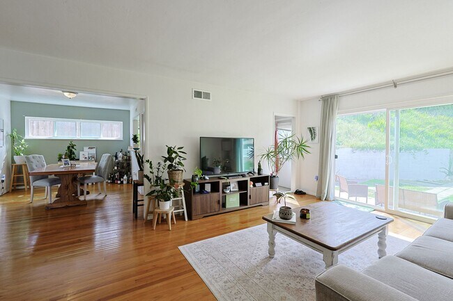 Foto del edificio - 3-Bed, 2-Bath Home on Large Lot in Prime San Diego Location