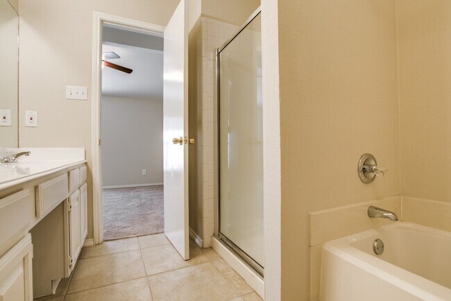 Foto del edificio - 719 Nightingale Cir