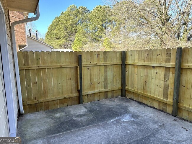 Building Photo - 675 Redland Dr