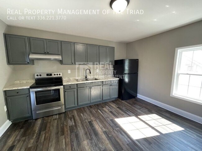 Building Photo - HALF OFF First Month's Rent! Amazing fully...