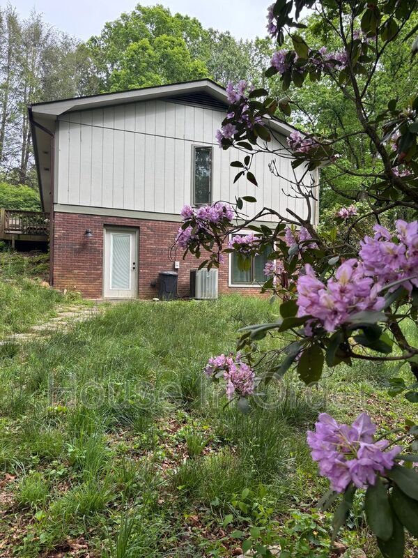 Foto del edificio - 12 Rockwood Ln