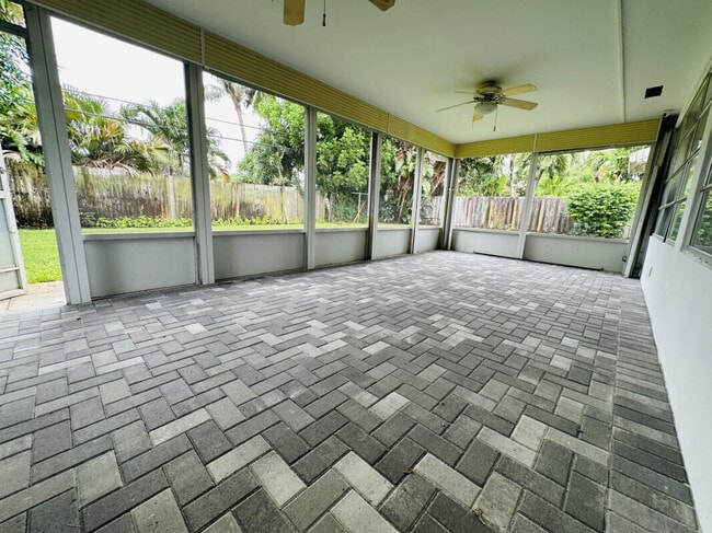 Building Photo - 952 SW 13th Dr