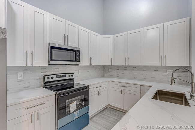 Building Photo - 1240 Summit Pl Cir