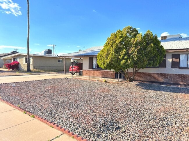 Building Photo - OPEN HOUSE --TODAY --    8-2-25  12-1PM; R...