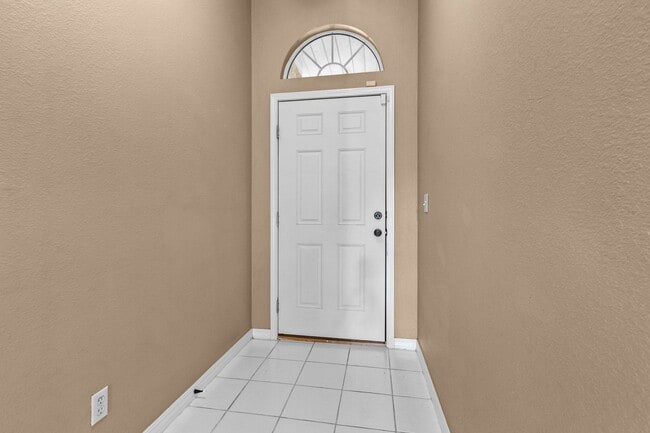 Building Photo - Bright & Beautiful 4 Bedroom Home with Fen...