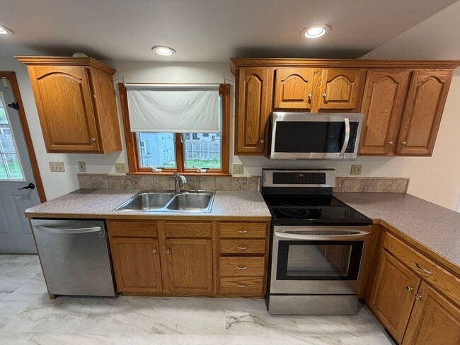 Building Photo - Beautiful 4 Bed / 2 Bath, Single Family Home. Close to Downtown Northampton!
