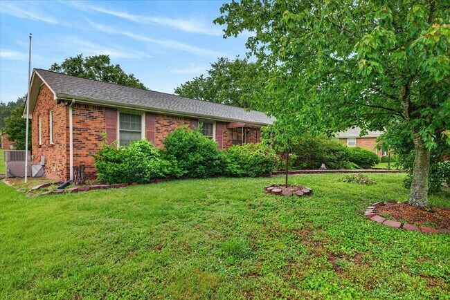 Building Photo - 2 Bedroom Dog Friendly Home For Rent With Large Bonus Room!