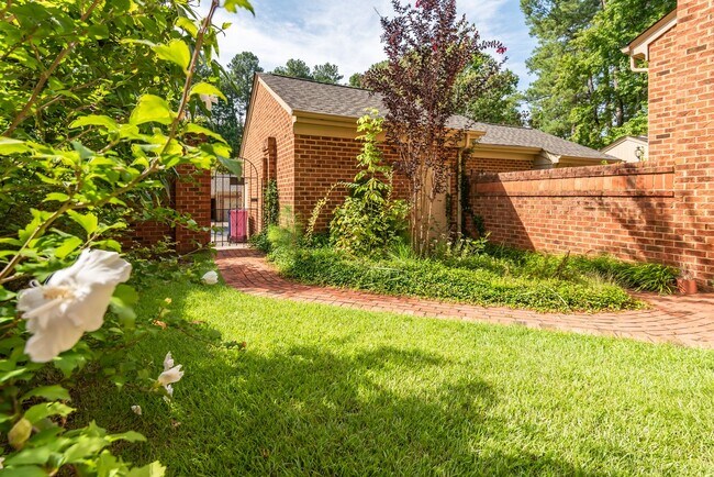 Building Photo - Gorgeous 2 Bedroom Brick Townhome in the H...