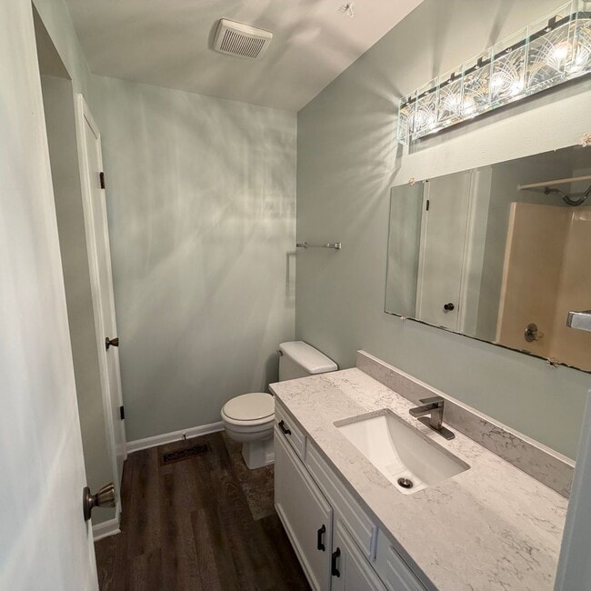 Foto del edificio - Spacious two Bedroom Quad-Level Home for R...