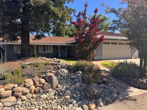 Building Photo - 1506 Crestmont Oak Dr