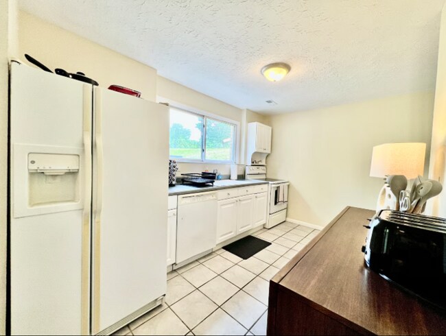 Foto del edificio - Large, stylish home in heart of Liberty twp.