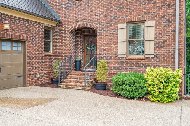 Building Photo - Custom built home in a great location in B...
