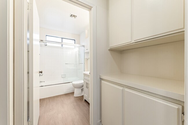 Foto del edificio - 12011 Rochester Ave