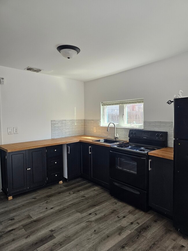 Photo - 211 W Mitchell St House