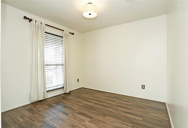 Foto del edificio - 1939 Wooded Acres Dr