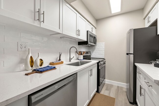 Building Photo - The Halston Apartments