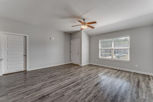 Foto del edificio - 640 Hidden Springs Dr