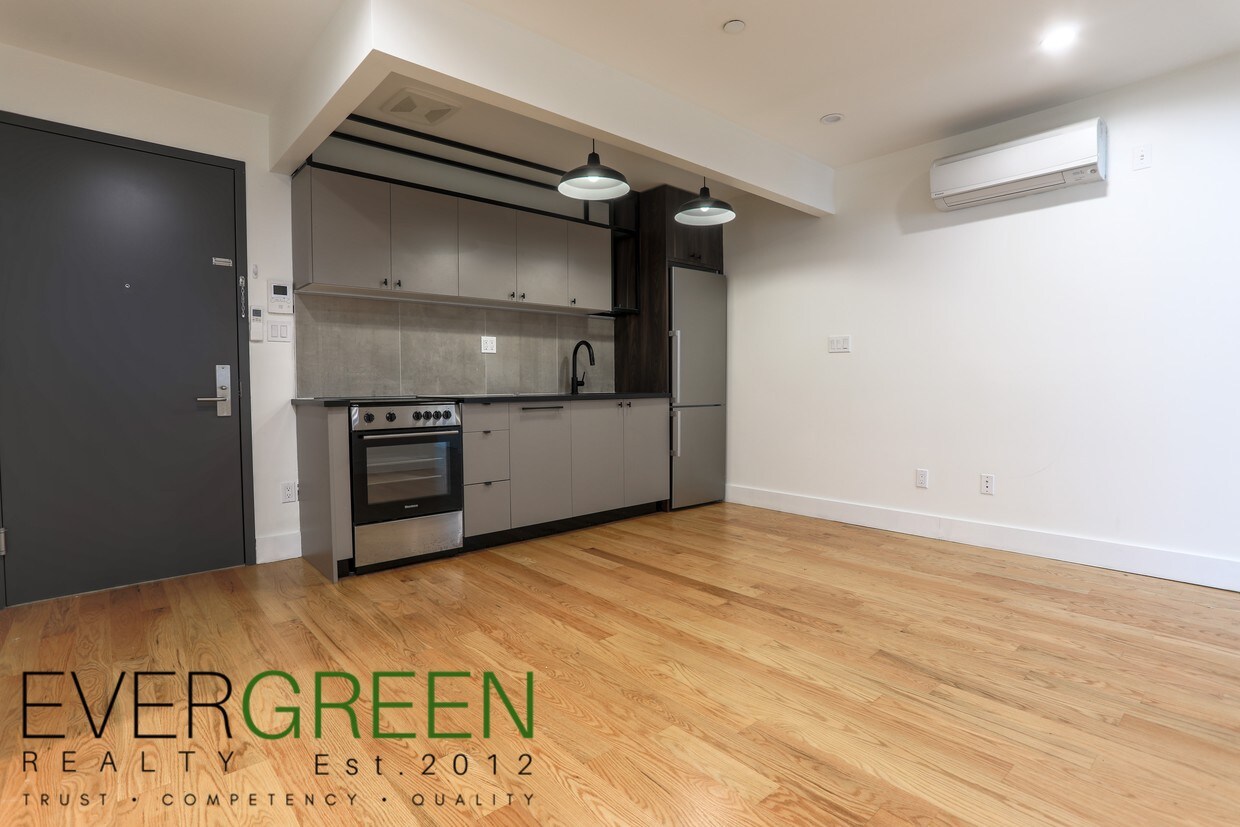 Foto principal - 630 Parkside Ave